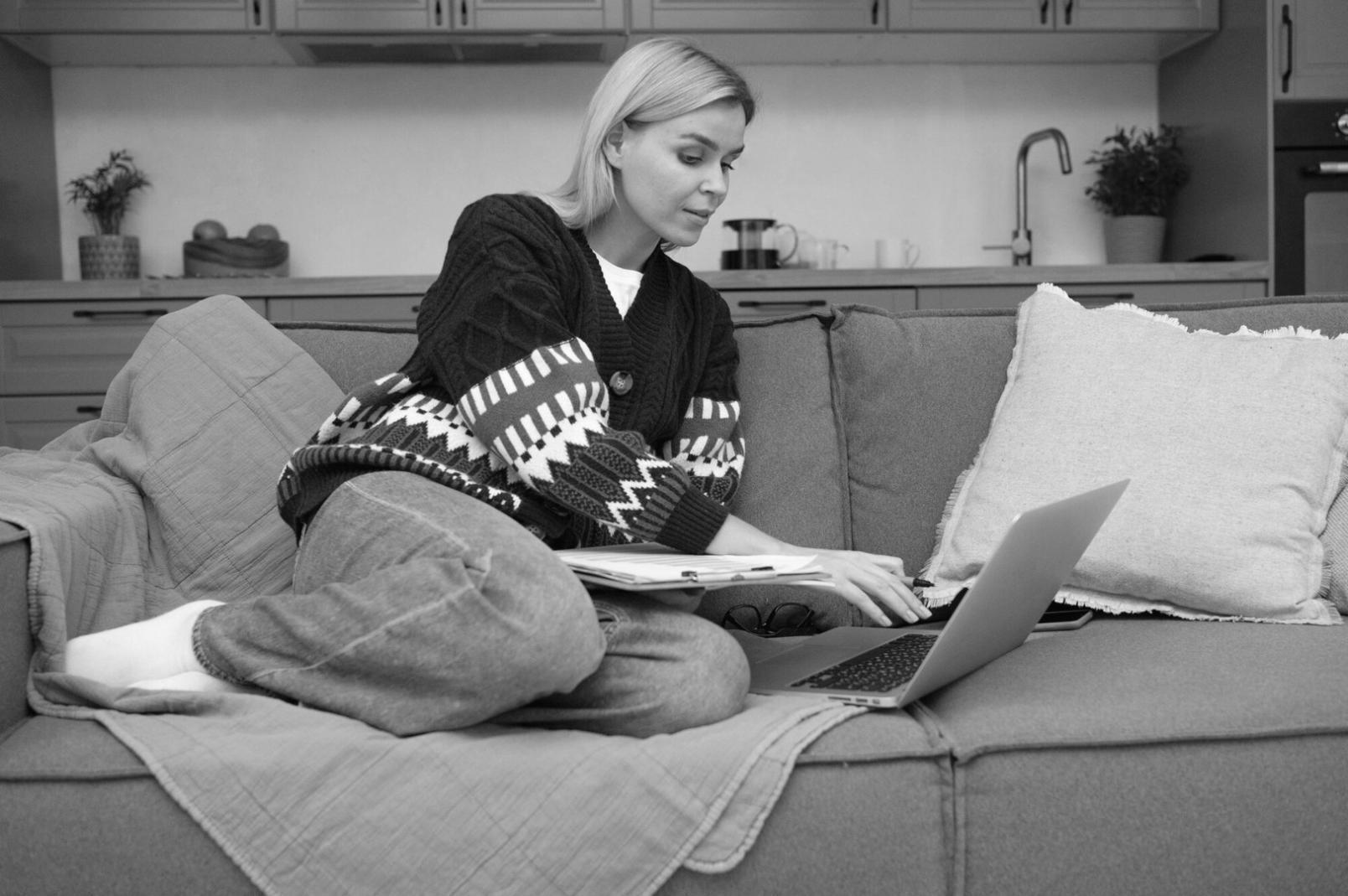 Ambiente di lavoro creativo con materiali per lo sviluppo di trame narrative